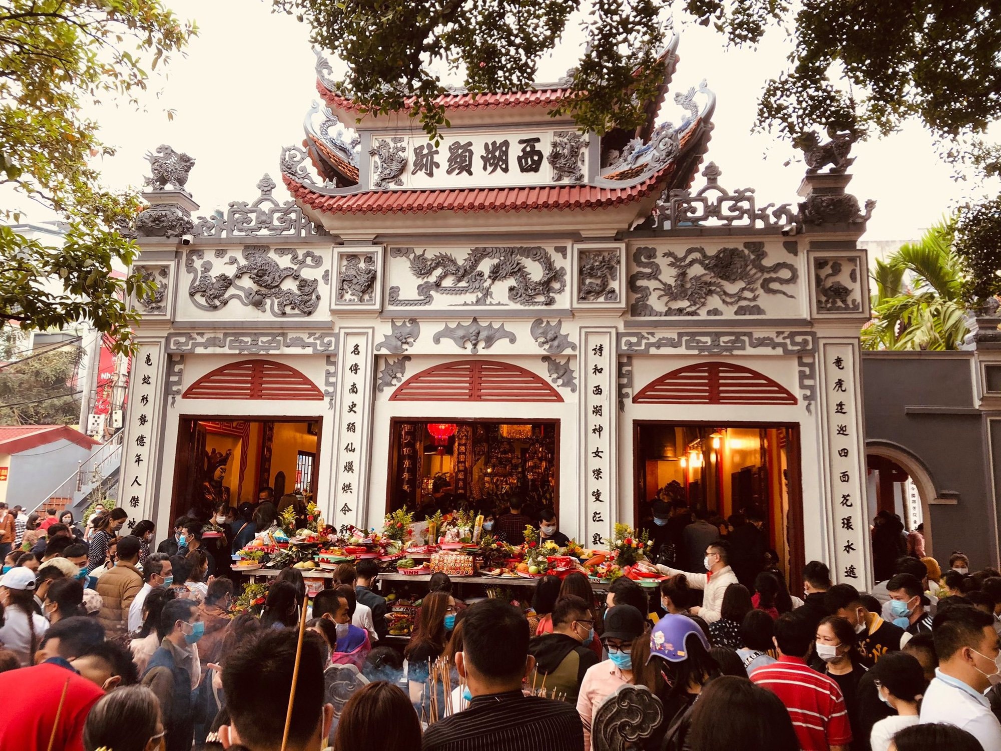 Phủ Tây Hồ là biểu tượng kiến trúc cổ bên bờ Hồ Tây, thu hút nhiều người đến chiêm bái hằng năm